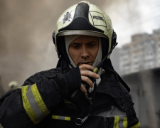 Последствия падения дрона возле Дворца "Украина" в Киеве