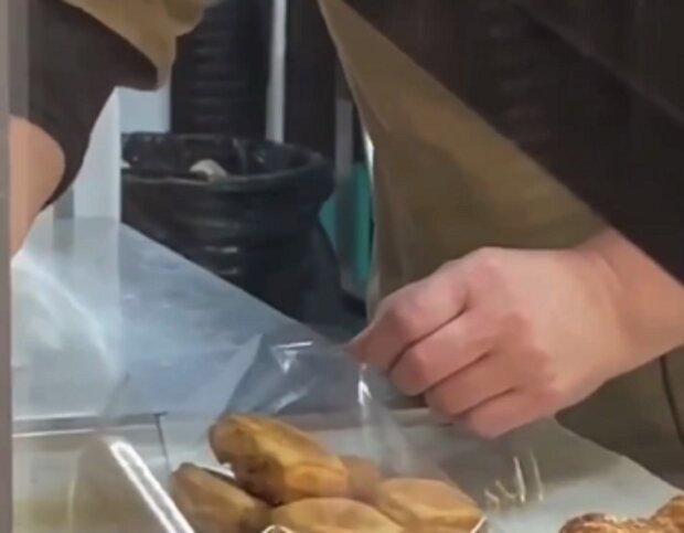 Украинцев возмутил работник магазина, фасующий еду без перчаток: "Пандемия? Нет, не слышали"