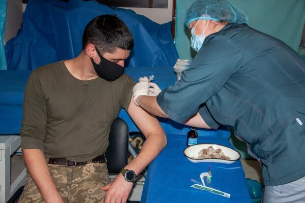 На Донбасі захисники України беззахисні перед коронавірусом: вакцинація ледь почалася