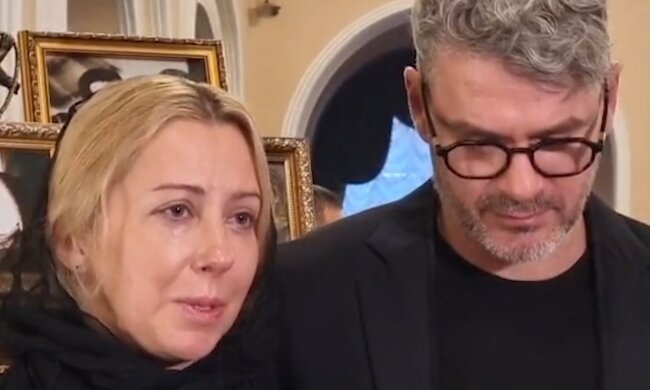 Тоня Матвієнко на похороні мами