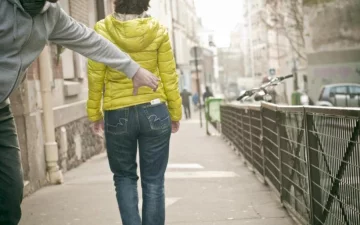 Схожий на відомого коміка злодій легко заволодів iPhone 7: відео