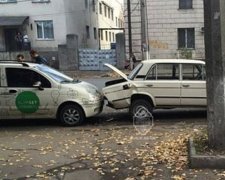 Автобус наїхав на сім припаркованих легковиків в Одесі (фото)