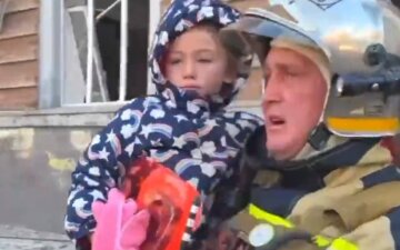 Рятувальник у Києві. Фото: скриншот з відео