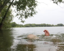 Пішов на дно на очах у родича: під Києвом сплячий рибалка втопився разом з авто