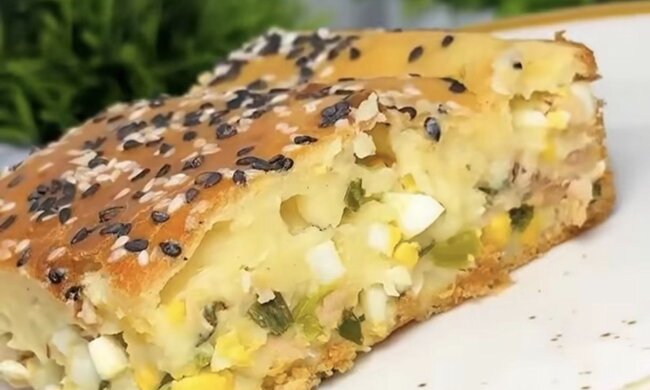 Заливний пиріг з яйцями і тунцем: фото скрін рецепту