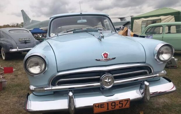 Крилатий "Форд" і КРаЗ із серцем танка: у Києві триває виставка унікальних ретромобілів