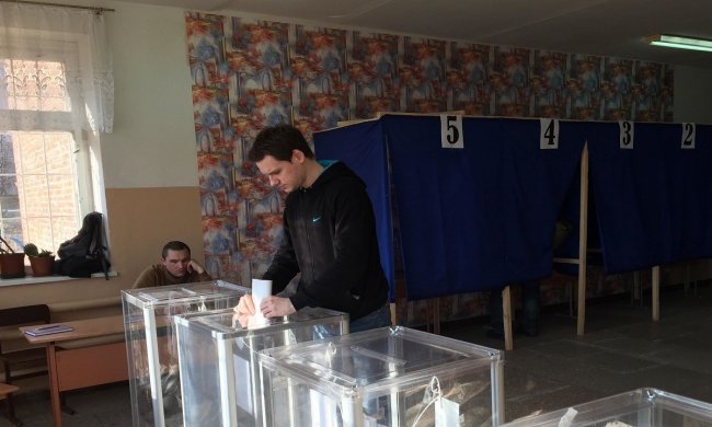 "Житловий будинок, парадне з кодовим замком": в Україні масово змінили адреси виборчих дільниць