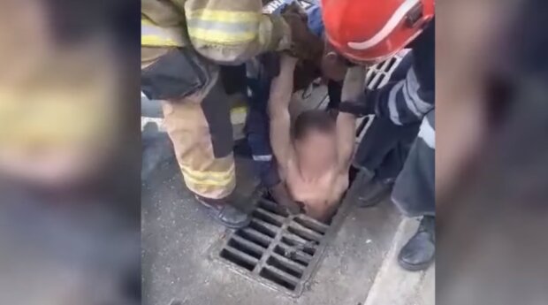 Из люка торчат человеческие пальцы: в Киеве полицейские достали из канализации голого мужчину
