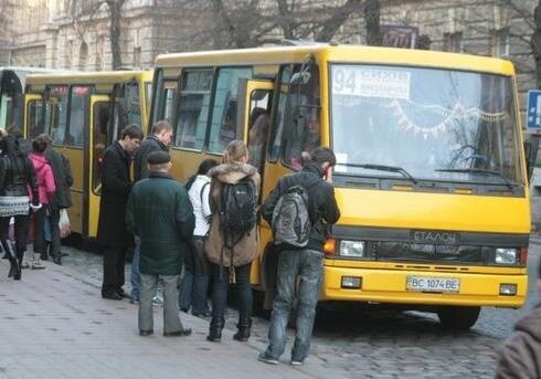 У Львові маршрутку перетворили на наливайку на колесах, - горілка, дві склянки і коматоз