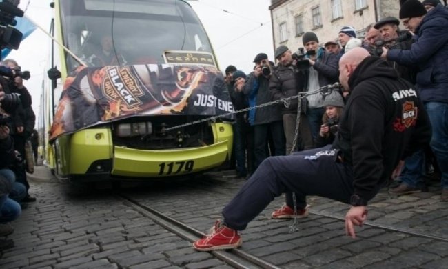 Як львів’янин зубами трамвай тягнув (відео)