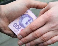 Поліцейські вимагали хабаря за продукти для ДНР