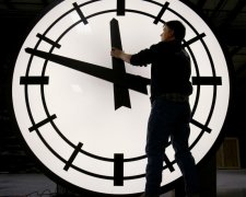 Когда и в какую сторону: украинцам напомнили о переходе на летнее время