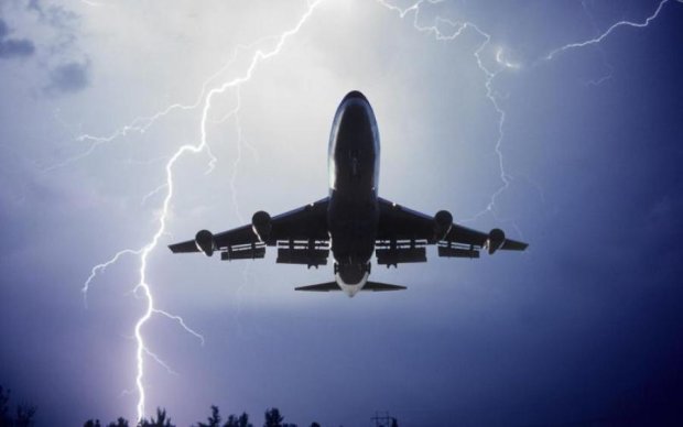 Молния ударила в самолет с десятками пассажиров
