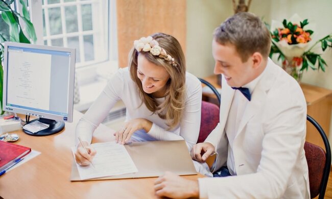 Подання заяви на одруження. Фото: Decorexpro