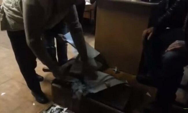 У Коломиї невикористані бюлетені рубали сокирою (відео)