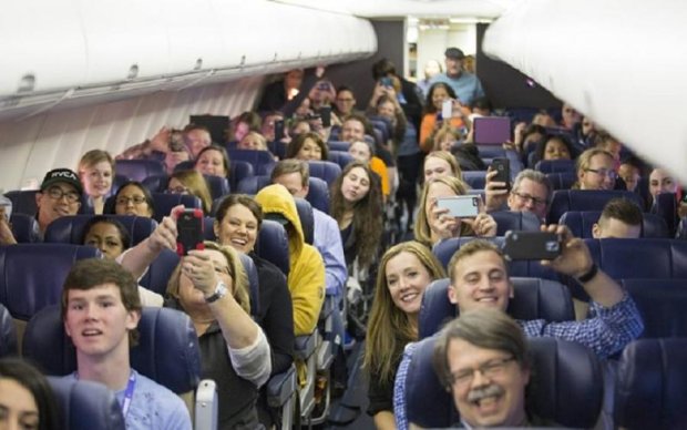 Пассажиров самолета заставили играть в туалетные игры