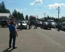 В Европу не терпится: на границе толпа покалечила патрульных