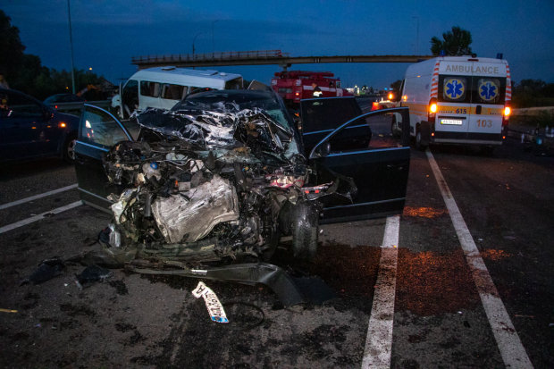 Под Киевом Volkswagen влетел в маршрутку с людьми, двое погибших и десятки искалеченных: больно смотреть, кадры трагедии