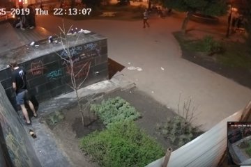 Некеровані малолітки перетворили центр Харкова на туалет і смітник: шокуюче відео