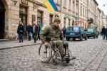 ветеран колісне крісло Львів бруківка безбар'єрність