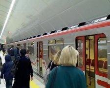 В метро потолок рухнул на пассажиров: видео