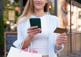 Оплата банковской картой / фото: Freepik