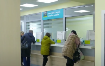 Українці у банку. Фото: скрін youtube
