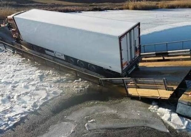 Под Николаевом фура затопила мост, фото "Новости-N".