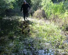 Киянин застряг у болоті за два кроки від дому, кликав на допомогу всю ніч: відгукнулася смерть