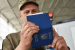 Українські пенсіонери біля пункту пропуску на кордоні
