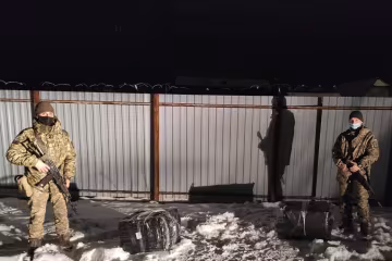 Харків'янин прийшов до прикордонників з "подарунком": три Шевченка за свободу