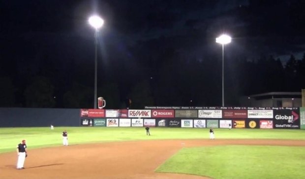НЛО прилетел на бейсбольный матч (видео)