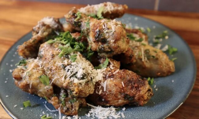 Крыльца, глазированные пармезаном: фото скрин Ютуб