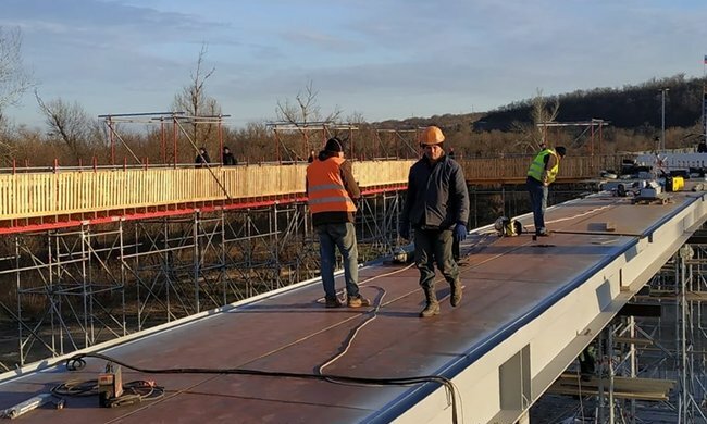 "Єднаємо Луганщину": будівництво моста в Станиці Луганській йде повним ходом, фото з місця