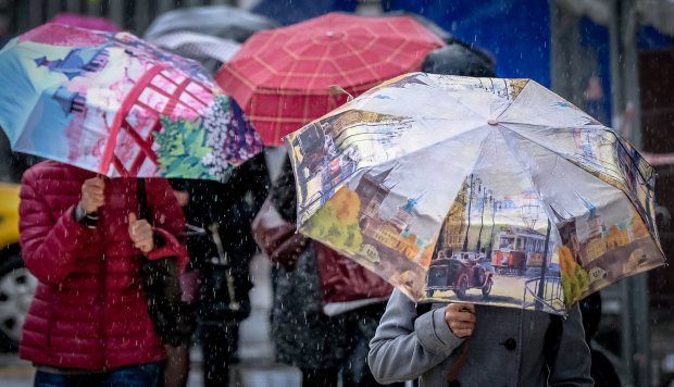 Погода на завтра влаштує українцям важке випробування: кому синоптики обіцяють спеку, а кому - зливи