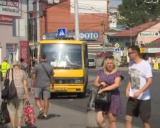 У Тернополі на Трійцю позеленіли маршрутки, і Зеленський тут ні при чому