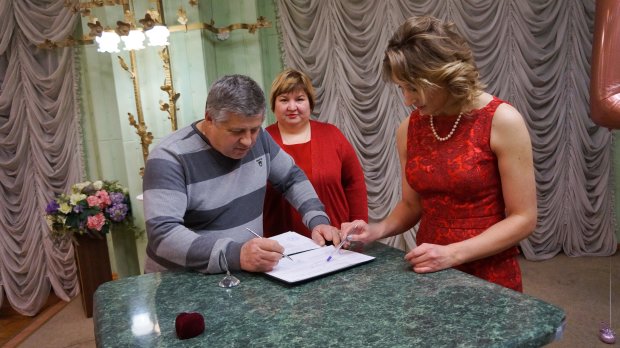 Киев пережил свадебный бум 14 февраля: любовь по-немецки, пары за 40 и тренд "одиночек"