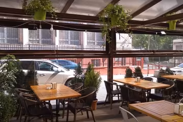літня тераса ресторану, скріншот з відео