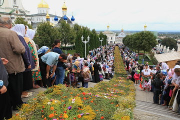 Не тим віддали: Мінкульт взявся за Почаївську лавру, молитви не допомагають