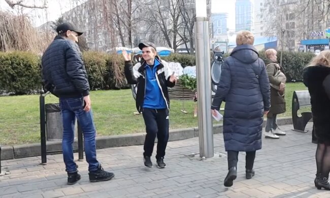 зловмисники, які пограбували волонтерів, скрін з відео