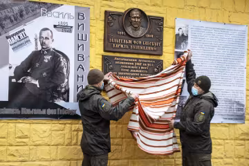 біля пам'ятної дошки Василю Вишиваному, фото з вільних джерел