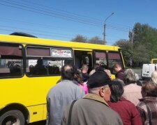 На Одещині шалені черги до маршрутки довели людей до нервового зриву: фото із пекла