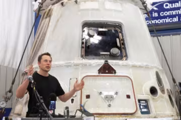 Маск похвалився першим скафандром від SpaceX: фото