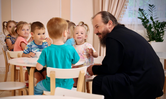 Священик із дітьми / фото: Church Times