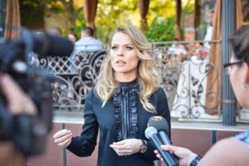 Фреймут заставила своих подопечных раздеться