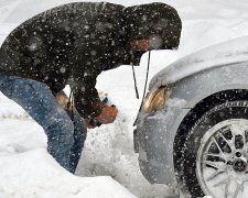 Автомобіль чоловіка замело снігом, і він вирішив очистити його власним сином. І йому так простіше, і дитині весело