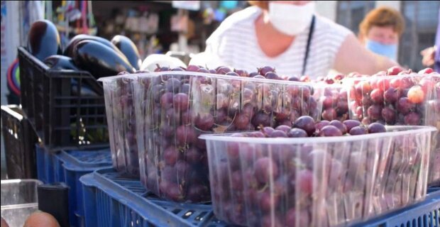 Под Днепром продают ягоды по бешеным ценам - компот получится "золотым"
