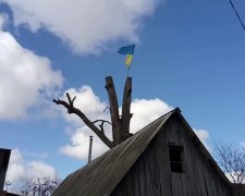 Російський екстремал вивісив український стяг і миттєво поплатився: дружину і двох дітей мало не спалили живцем
