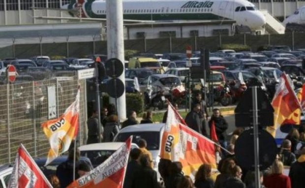 Итальянская авиакомпания отменила почти половину рейсов