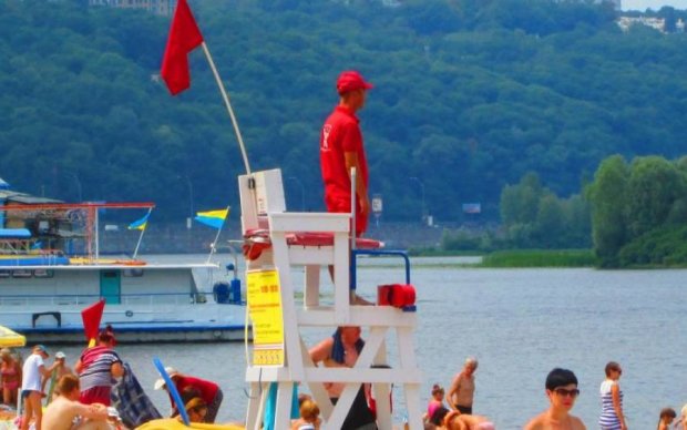 Киевские пляжи заполонила "коммунистическая" символика